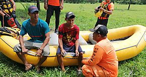 SINAPROC rescata a dos atrapados en el río 