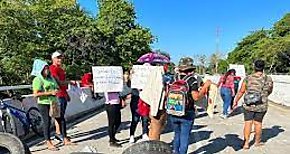 Protestan en la vía principal de Manaca en Barú