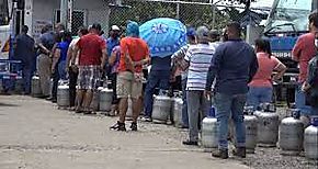 Tras cierres chiricanos y Bocatoreos hacen fila para comprar tanque de gas