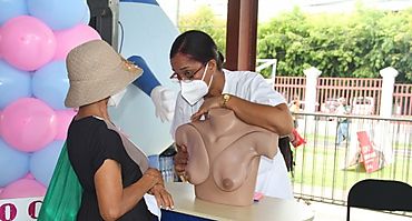 Estudiantes de Enfermería de la Universidad de Panamá participan en Campaña de Prevención del Cáncer
