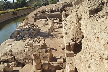 Arquelogos egipcios descubren 85 tumbas antiguas una torre y las ruinas de un templo de la diosa Isis