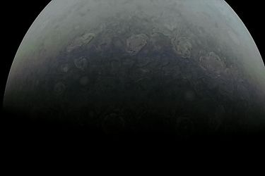 La sonda Juno de la NASA sobrevuela las cimas de las nubes de Jpiter a unos 210000 kilmetros por hora