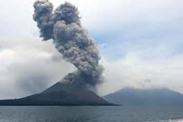 El volcán indonesio Anak Krakatoa entra en erupción