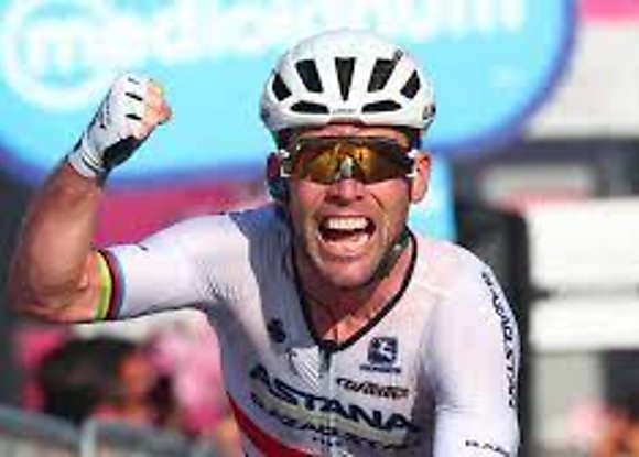 El ciclista británico Mark Cavendish se mantendrá en activo al menos una temporada más